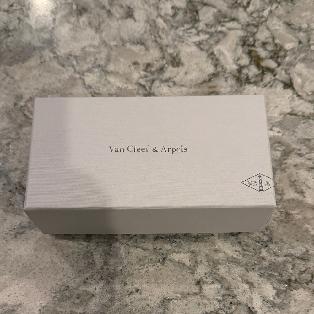 Van Cleef & Arpels Elegant White Box
